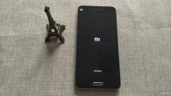 小米5s手机黑色（小米5手机显示怎么全部变成黑色了?）