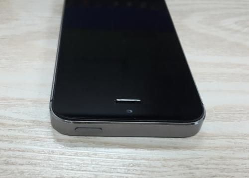 苹果5s纯黑（苹果5s黑色真机图片）